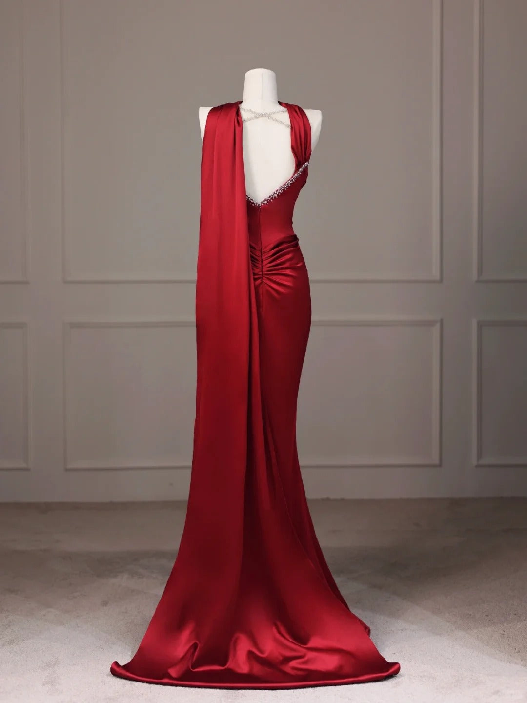 Robe de soirée longue en satin bordeaux ornée de perles nv4436