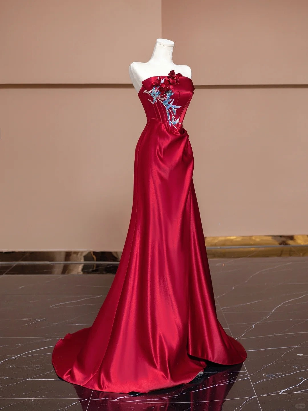 Rotes, perlenbesetztes, langes, bodenlanges Ballkleid aus Satin, nv5050