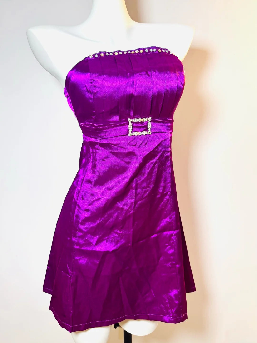 Robe de soirée courte en satin violet exquis, robe de soirée d'anniversaire nv5307