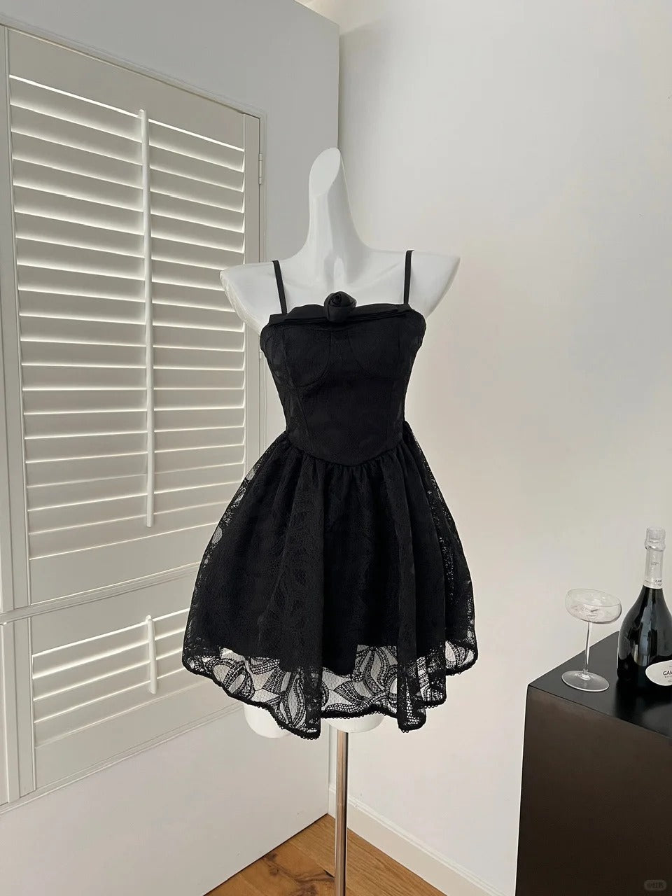 Robe de soirée courte en dentelle blanche et noire nv4383