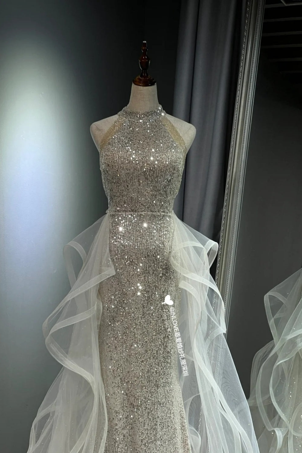 Glänzendes langes Tüll-Ballkleid NV6628