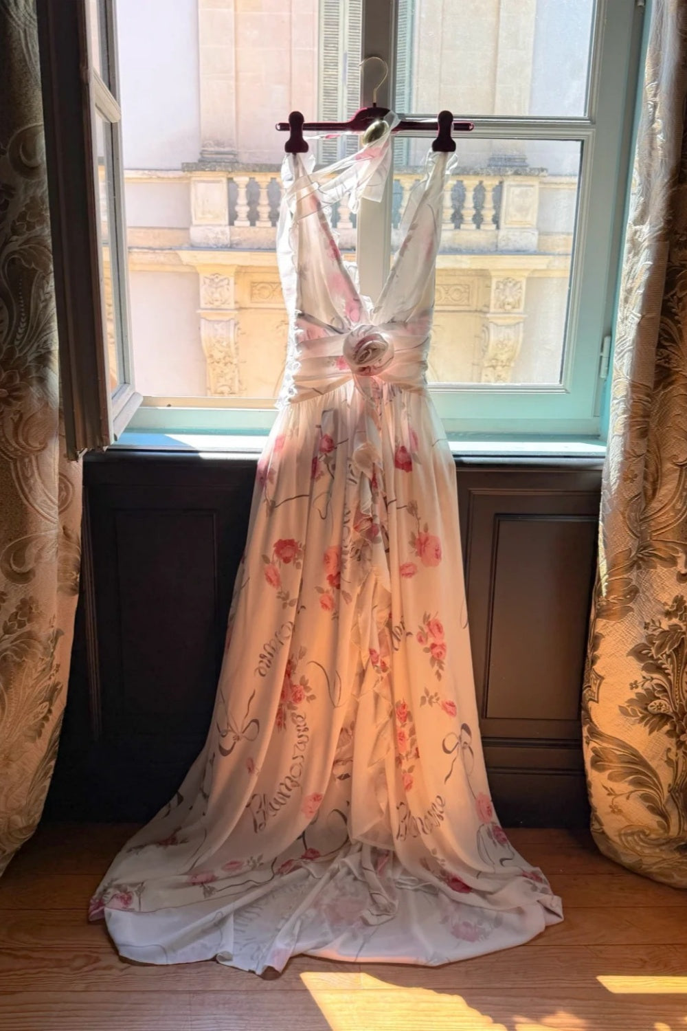 Robe longue dos nu imprimée roses de jardin français, style féerique NV6403
