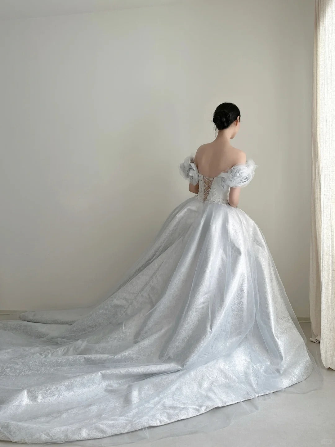 Robe de mariée blanche magnifique et exquise, longue et perlée, en satin, avec traîne, motif floral, robe de bal, robe de soirée, nv4069