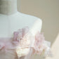 NiceVestidos - Style féerique floral : Robe de mariée rose et blanche en tulle clouté à fleurs 3D, épaules dénudées, longueur au sol, NV5815