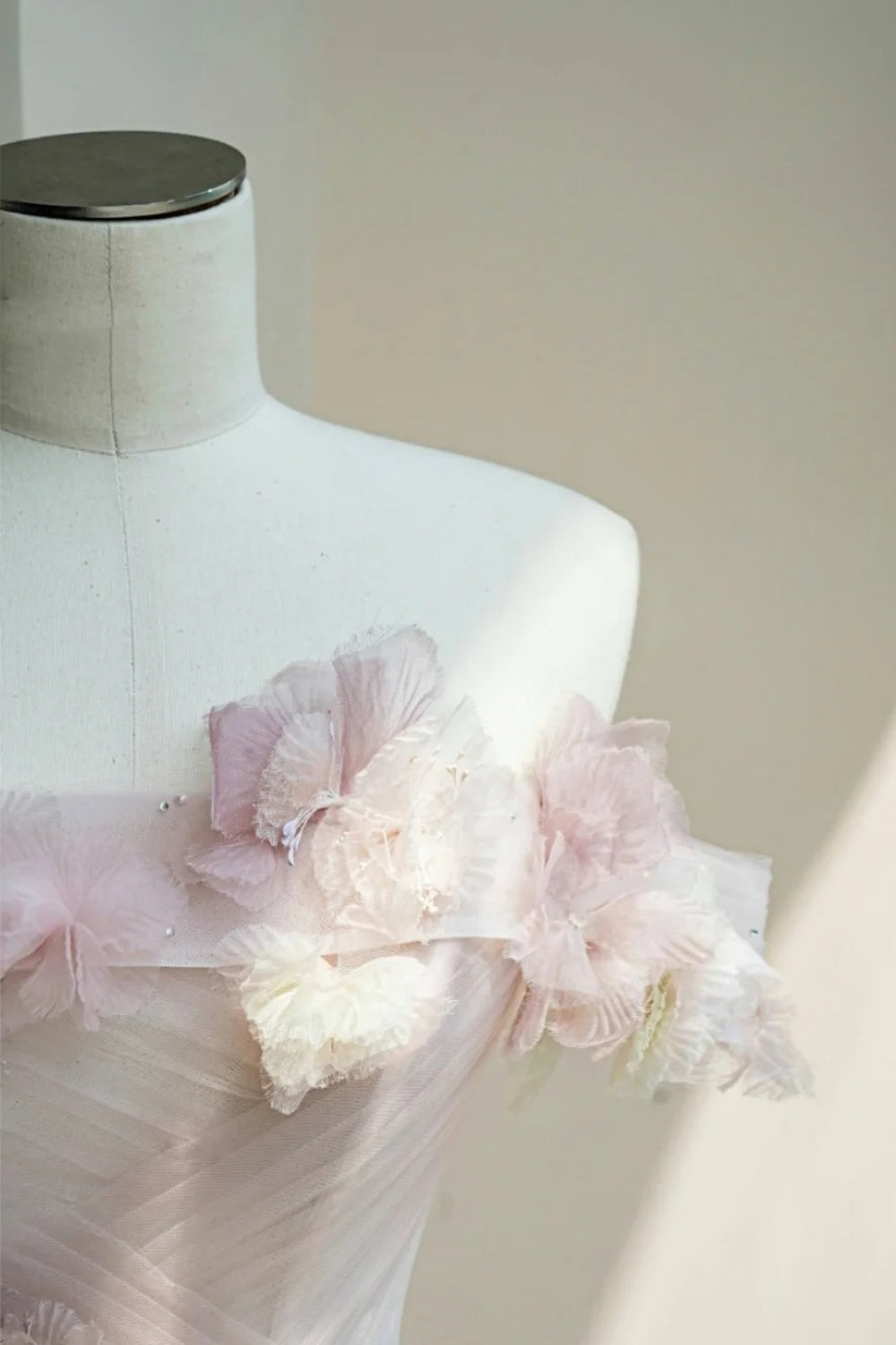NiceVestidos - Style féerique floral : Robe de mariée rose et blanche en tulle clouté à fleurs 3D, épaules dénudées, longueur au sol, NV5815