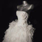 Weißes Organza-Abendkleid mit 3D-Rosenmuster | Trägerloses, asymmetrisches Kleid mit Schleppe | Feenhaftes Luxus-Couture-Abendkleid für Hochzeitsfotos NV6324