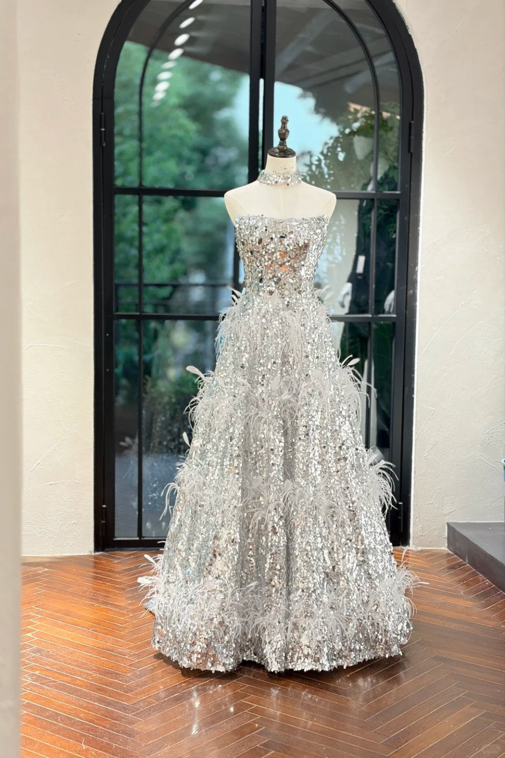 Sternenklares, schimmerndes, silbernes, trägerloses Ballkleid mit Federn und Diamantbesatz – ein atemberaubendes Kleid für Dinner und Preisverleihung NV6358