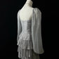 Silbernes, funkelndes, kurzes Satin-Heimkehrkleid mit Rüschen, Geburtstagskleid nv4498