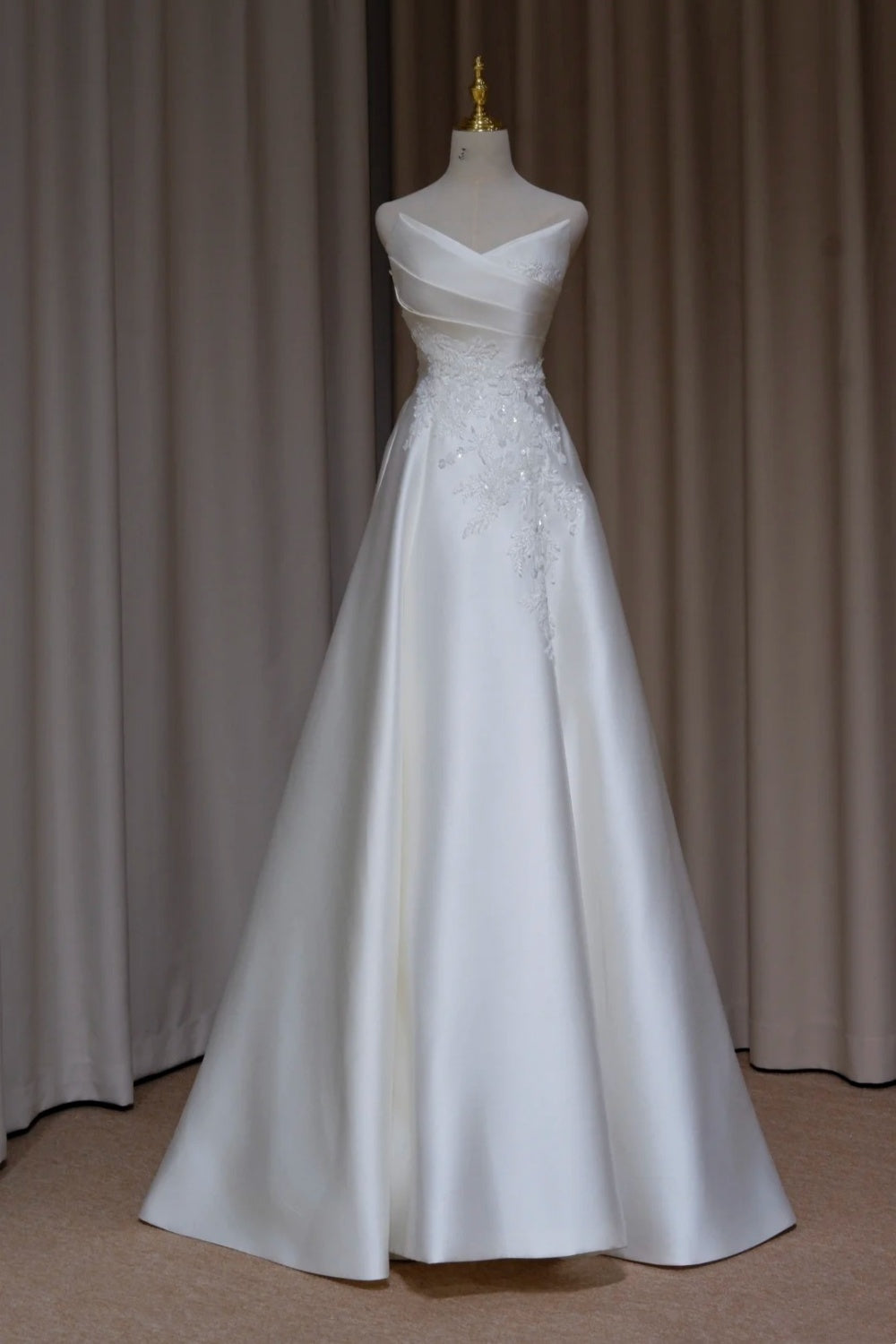 NiceVestidos – Elegantes langes Ballkleid mit zarter weißer Perlenstickerei, Abendkleid NV5992
