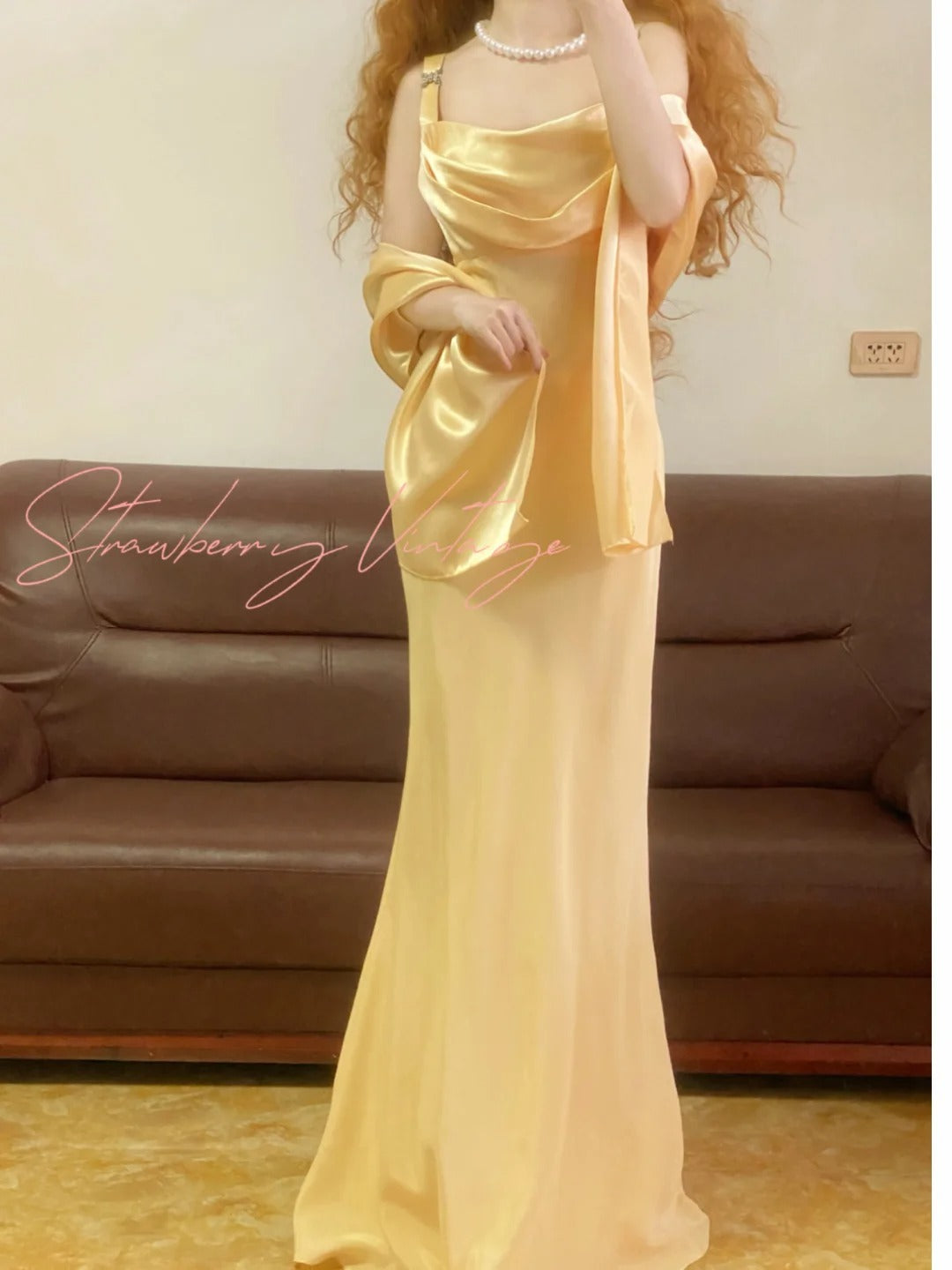 Robe de soirée d'anniversaire simple et longue en satin vintage jaune nv4998