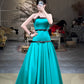 Modisches, trägerloses, ärmelloses Abendkleid in Kontrastfarben | Pfauenblaues Satin-Maxikleid mit schwarzem Besatz für Galas, Red Carpet, exklusive Partys, Business-Events und gesellschaftliche Anlässe NV6274