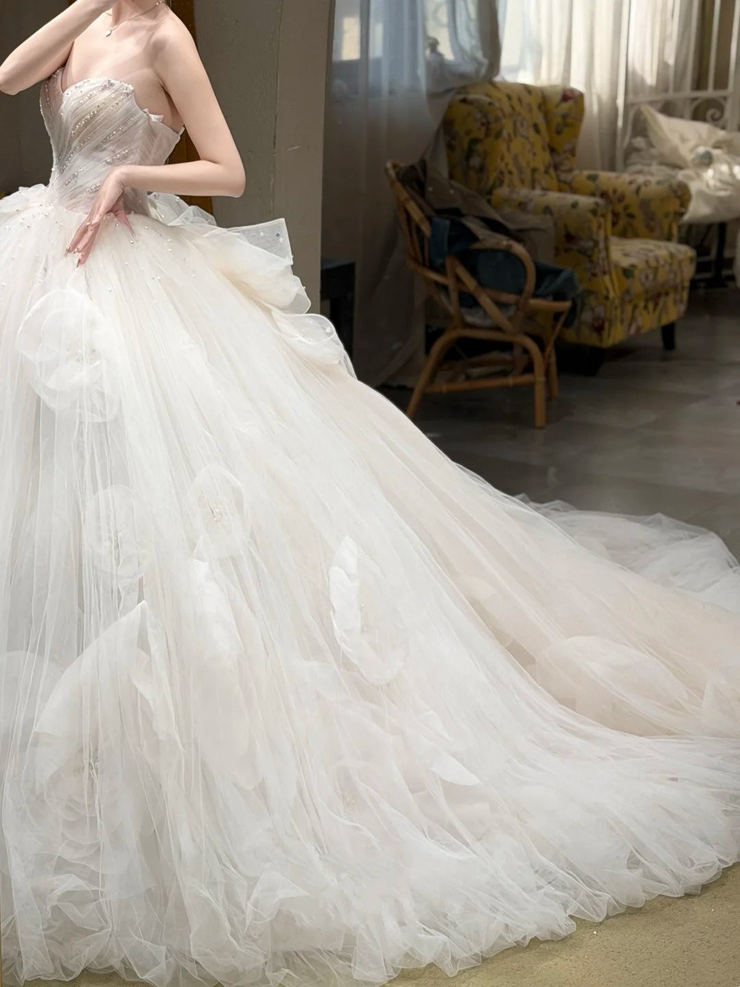 Robe de mariée bustier sans manches style princesse de rêve | Robe longue maxi en tulle blanc avec traîne et fleurs 3D pour mariage, fiançailles et dîner de gala NV6275