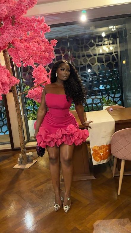 Hot Pink Trägerloses Cocktailkleid Kurzes Ballkleid Rüschen Geburtstagspartykleid Homecomingkleid nv2160