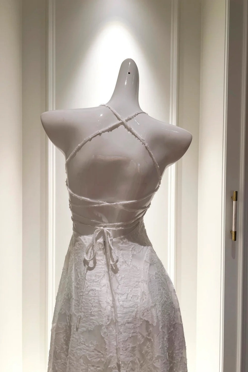 NiceVestidos-_W Weißes langes Spitzenkleid mit Spaghettiträgern NV5936