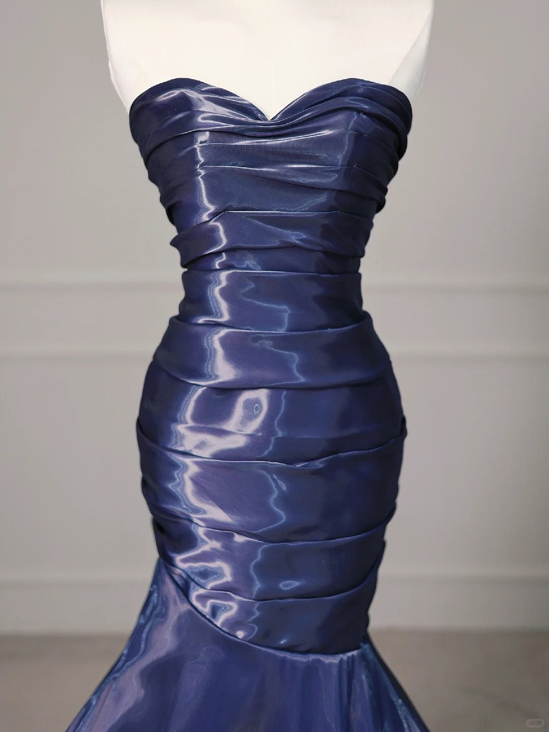 Robe de soirée sirène en satin bleu ajustée nv4437