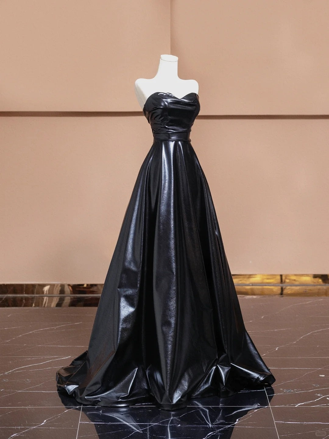 Schwarzes schlichtes, stilvolles bodenlanges Ballkleid-Abendkleid aus Satin, NV5055