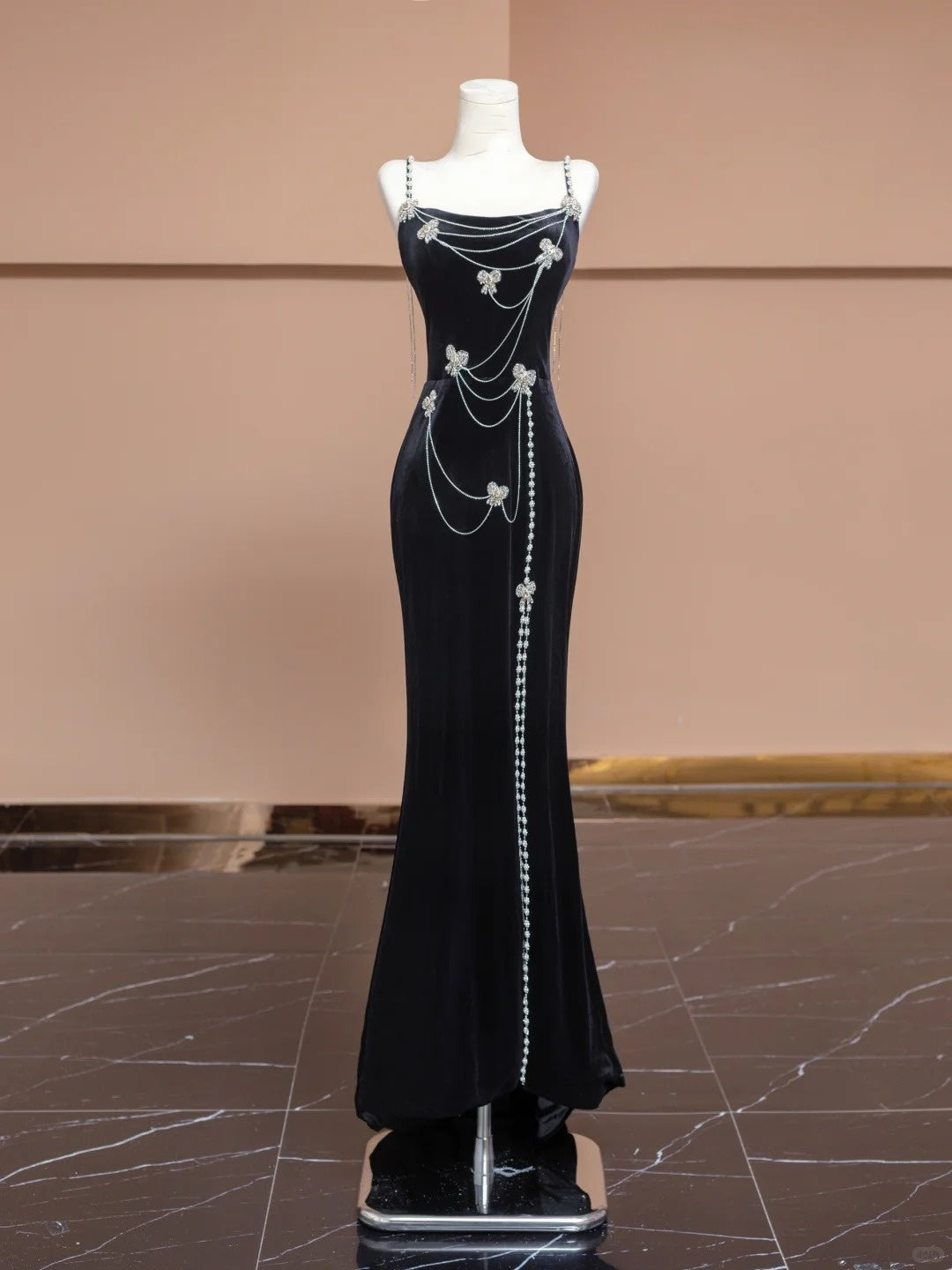 Schwarzes, langes, mit Perlen besetztes Ballkleid aus Schmetterlingssamt, NV5077