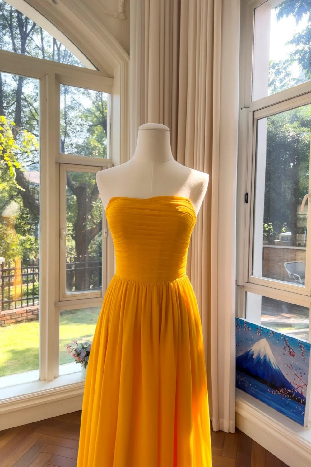 NiceVestidos - _V Hellgelbes, trägerloses, gerafftes Chiffon-Abendkleid NV5916