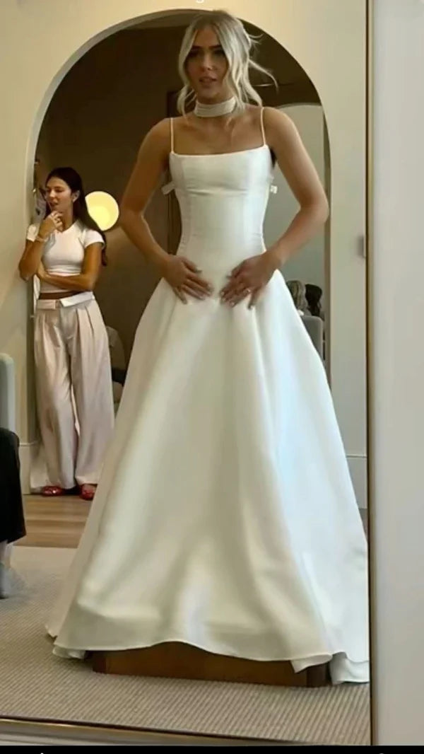 Robe de bal élégante à bretelles spaghetti en satin blanc nv5319
