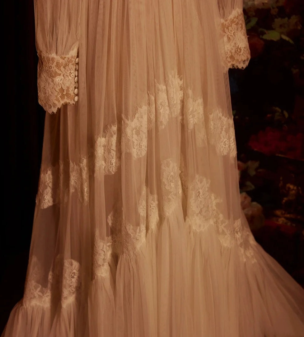 Elegantes, langes Brautkleid aus Tüll im Vintage-Stil mit exquisiter Spitze. NV6541