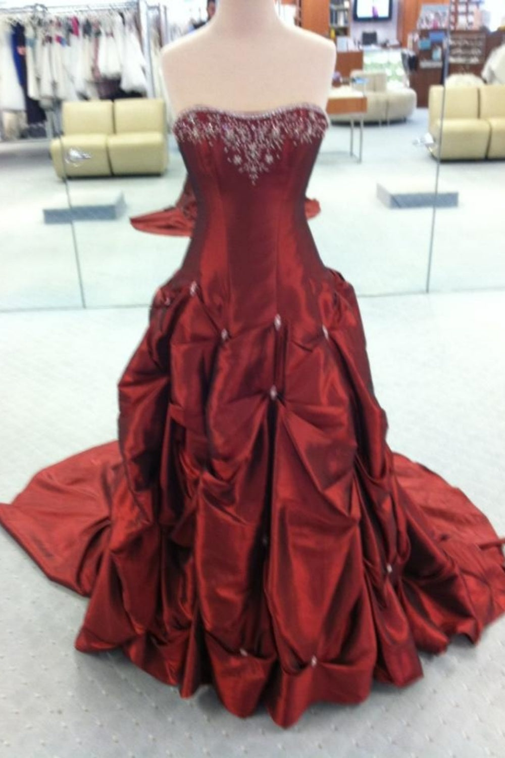 NiceVestidos-Burgunderrotes, ärmelloses, bodenlanges Ballkleid aus Satin mit Perlenbesatz und Schleppe, NV6180