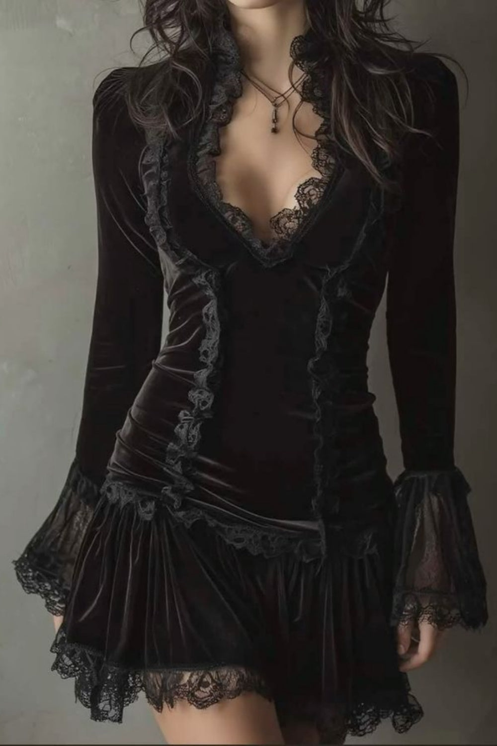 Robe courte à manches longues en velours noir et dentelle | Robe de soirée vintage sombre à décolleté plongeant et taille cintrée NV6314