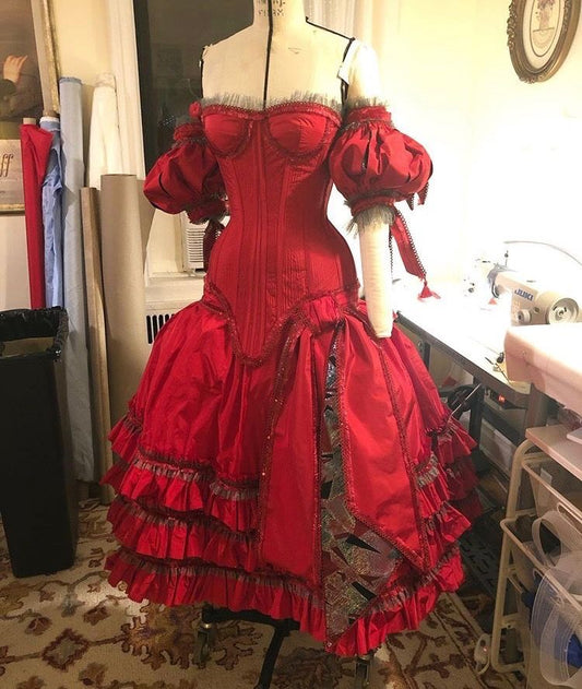 Belle robe de bal rouge rétro élégante à volants en satin longue nv4817