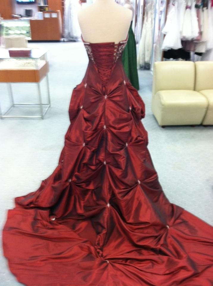 NiceVestidos-Burgunderrotes, ärmelloses, bodenlanges Ballkleid aus Satin mit Perlenbesatz und Schleppe, NV6180
