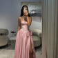 NiceVestidos – Robe longue de soirée en satin rose poudré, sans bretelles, ornée de fleurs en 3D et fendue sur le côté, idéale pour les bals et les soirées de gala (NV5887)