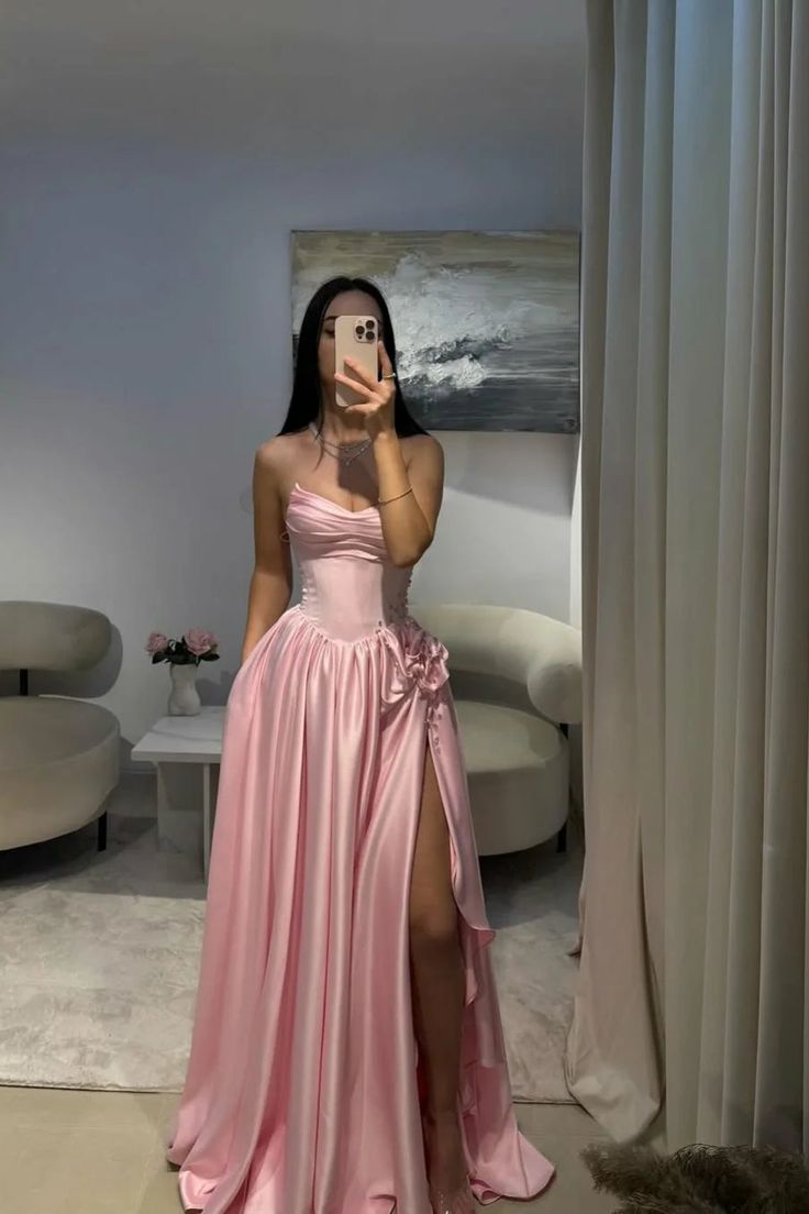 NiceVestidos – Robe longue de soirée en satin rose poudré, sans bretelles, ornée de fleurs en 3D et fendue sur le côté, idéale pour les bals et les soirées de gala (NV5887)