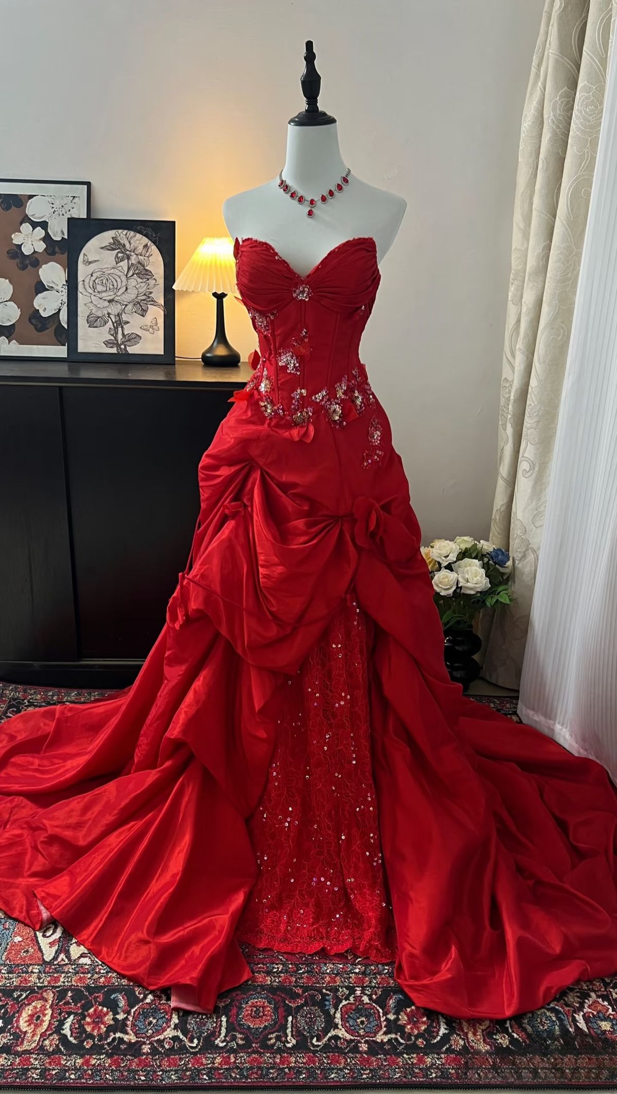 Rotes Satin-Abendkleid mit Schleppe | Verzierter Vintage-Stil | Abend-/Partykleid NV6316