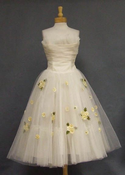 NiceVestidos – Kurzes Midi-/Crop-Heimkehrkleid aus Tüll mit Blumenmuster in Gelb, NV5592