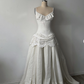 Weißes, trägerloses Abendkleid mit gerafftem Spitzeneinsatz und hoher Taille NV6253