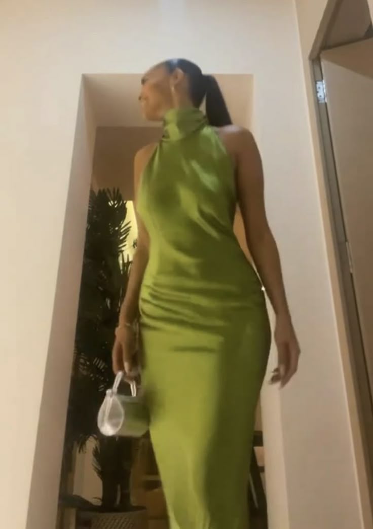 Robe de soirée longue en satin à bretelles élégantes et vertes nv3667