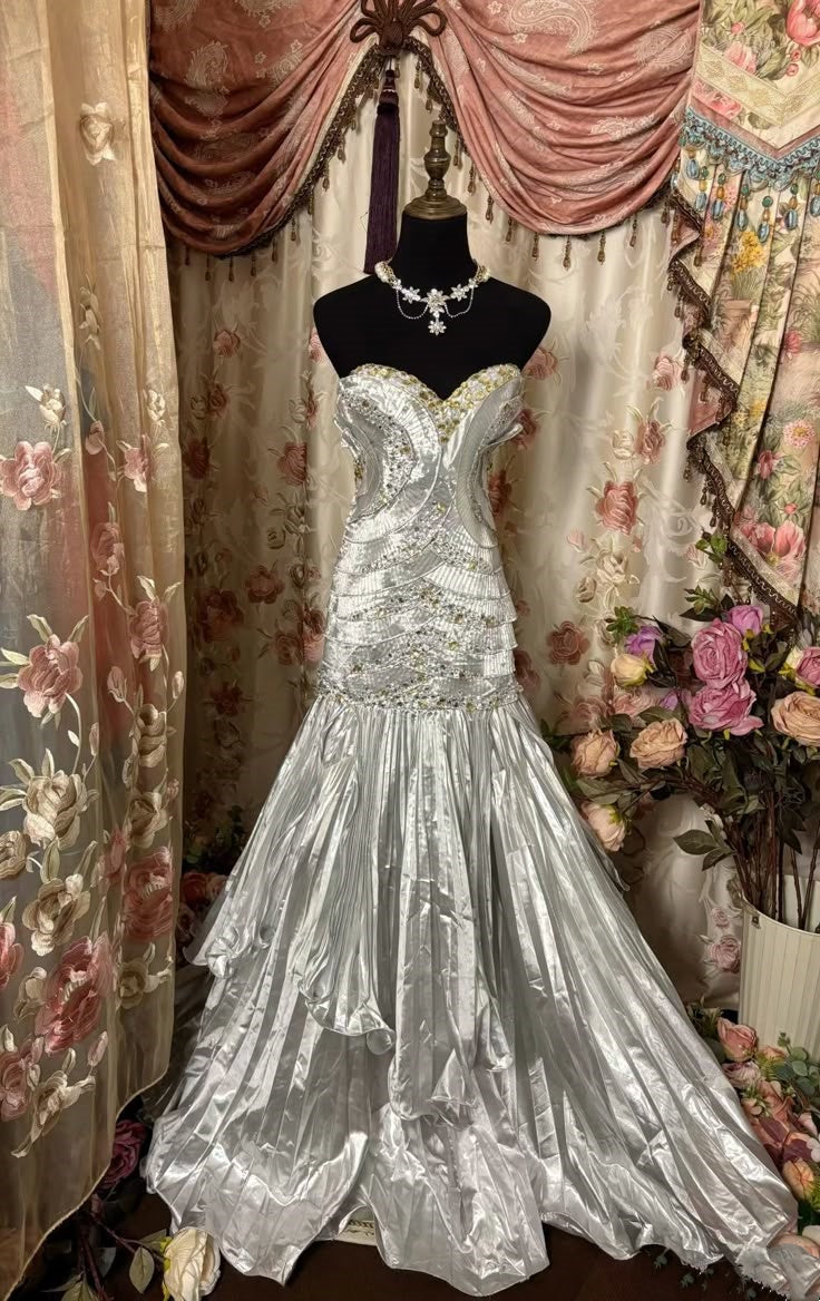 Robe de soirée sirène longue en satin argenté, élégante et élégante, avec perles, style vintage, style sirène, nv3763