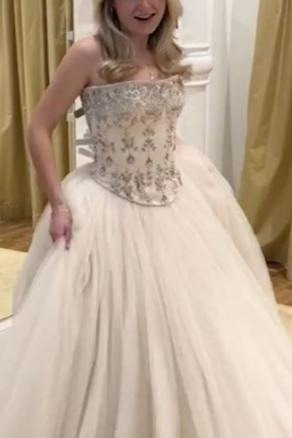 NiceVestidos – Weißes, zartes, perlenbesetztes, langes Ballkleid aus Tüll, NV5838