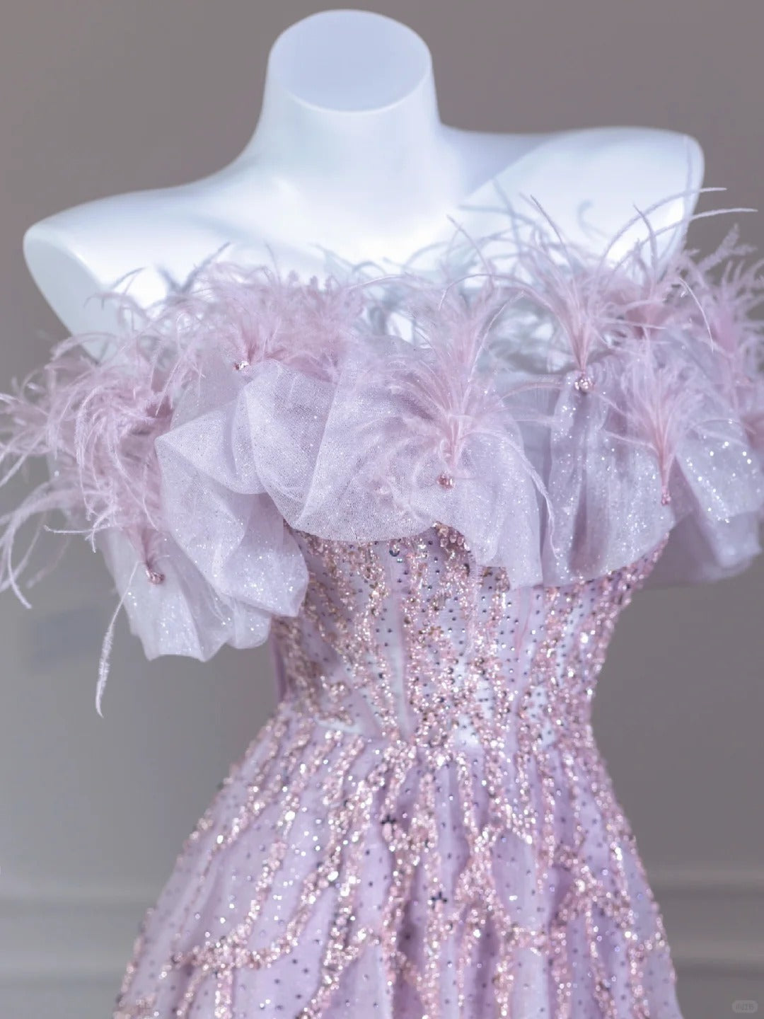 Lila funkelndes langes Ballkleid mit Perlen und Federn, nv4968