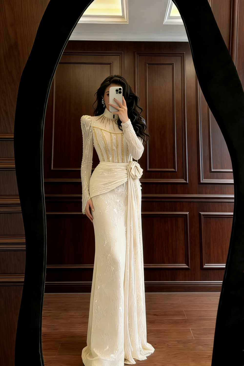 Gilded Line Satin-Abendkleid mit hohem Kragen und figurbetonter Passform NV6753