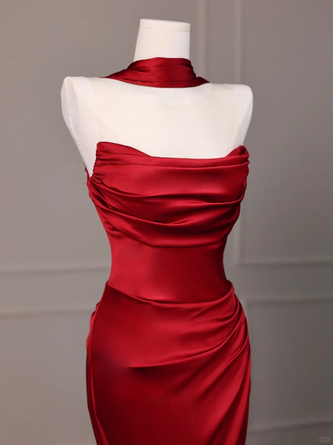 Robe de soirée longue en satin bordeaux ornée de perles nv4436