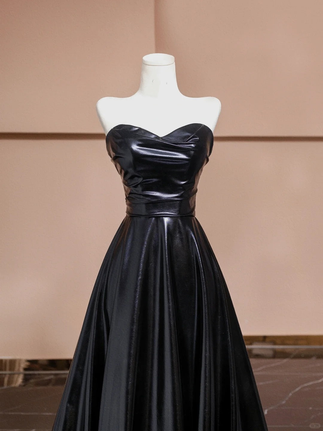 Schwarzes schlichtes, stilvolles bodenlanges Ballkleid-Abendkleid aus Satin, NV5055