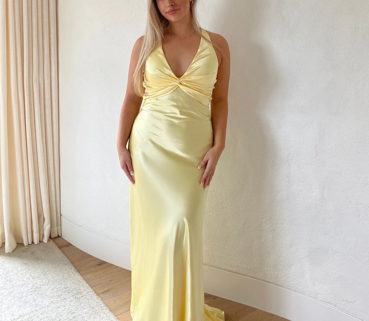 Gelb V-Ausschnitt rückenfrei Mode elegante lange Satin Ballkleid Abendkleid Hochzeitsgast Partykleid nv2013