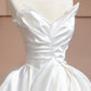 Stilvolles, elegantes und schlichtes langes weißes Satin-Brautkleid, Ballkleid und Abendkleid. nv5078
