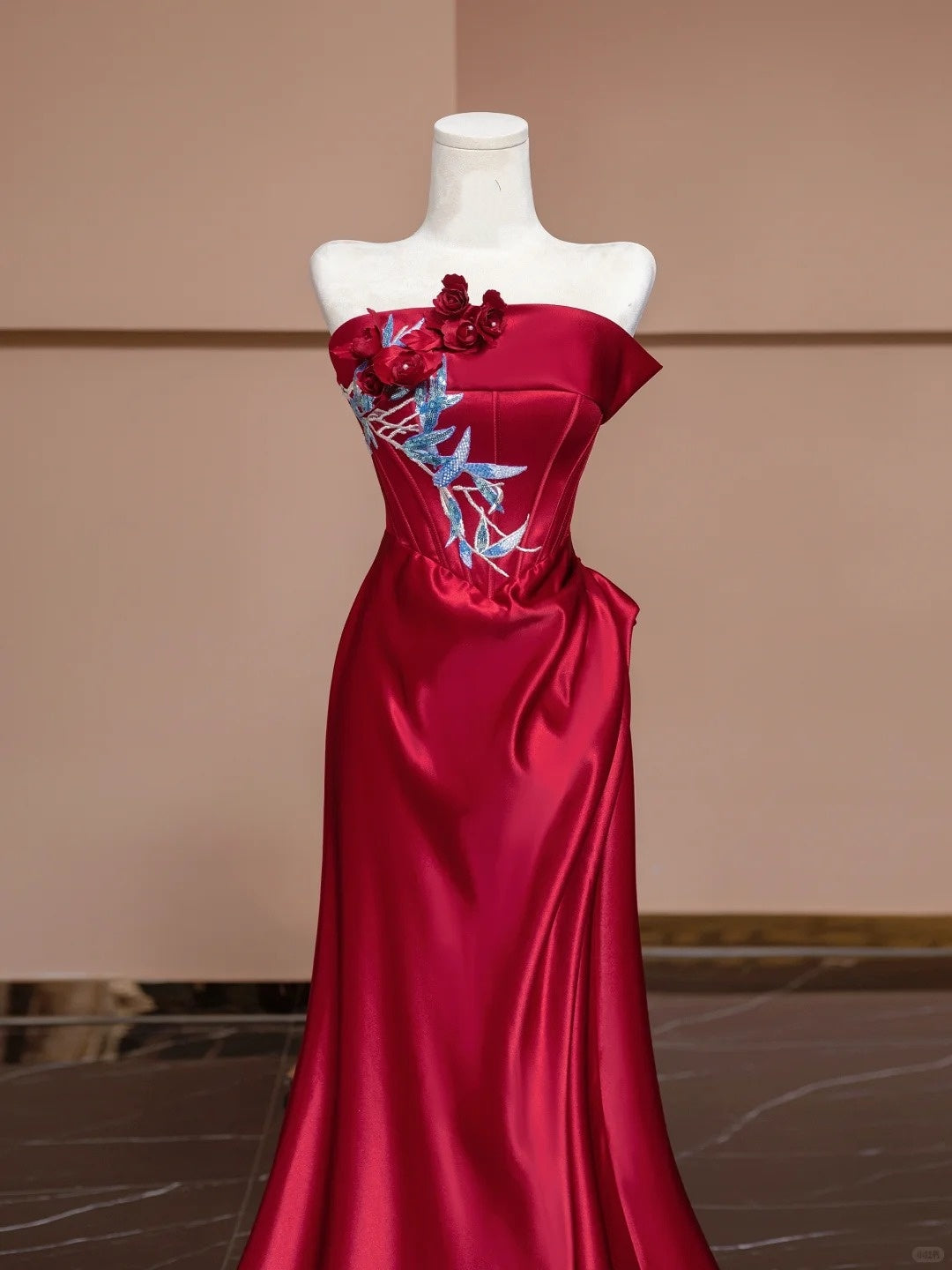 Rotes, perlenbesetztes, langes, bodenlanges Ballkleid aus Satin, nv5050