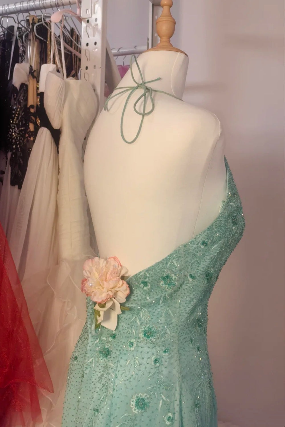 NiceVestidos – Hellmoosgrünes, besticktes Organza-Neckholder-Kleid, ärmellos, bodenlang, Bankettkleid NV5825