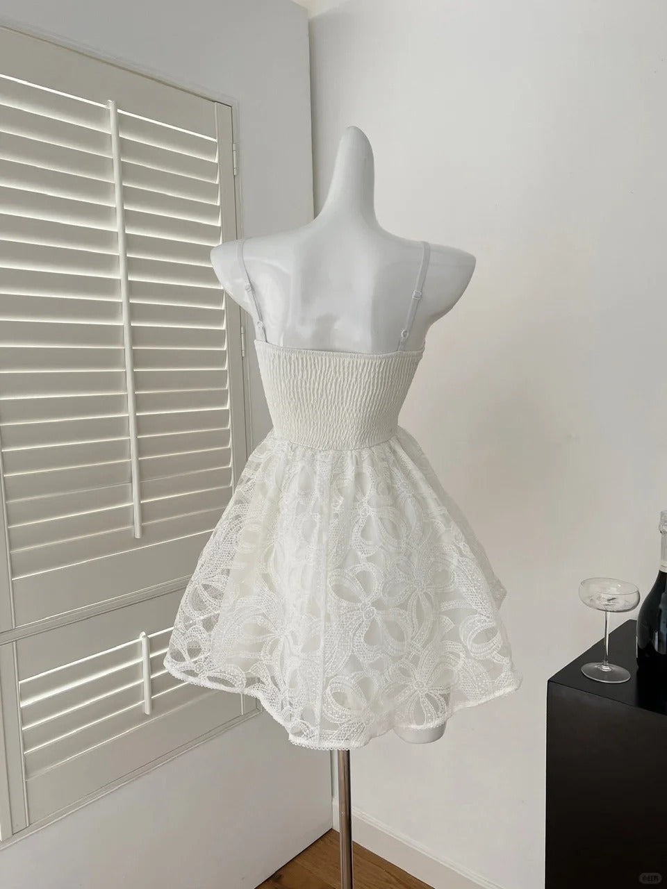 Robe de soirée courte en dentelle blanche et noire nv4383