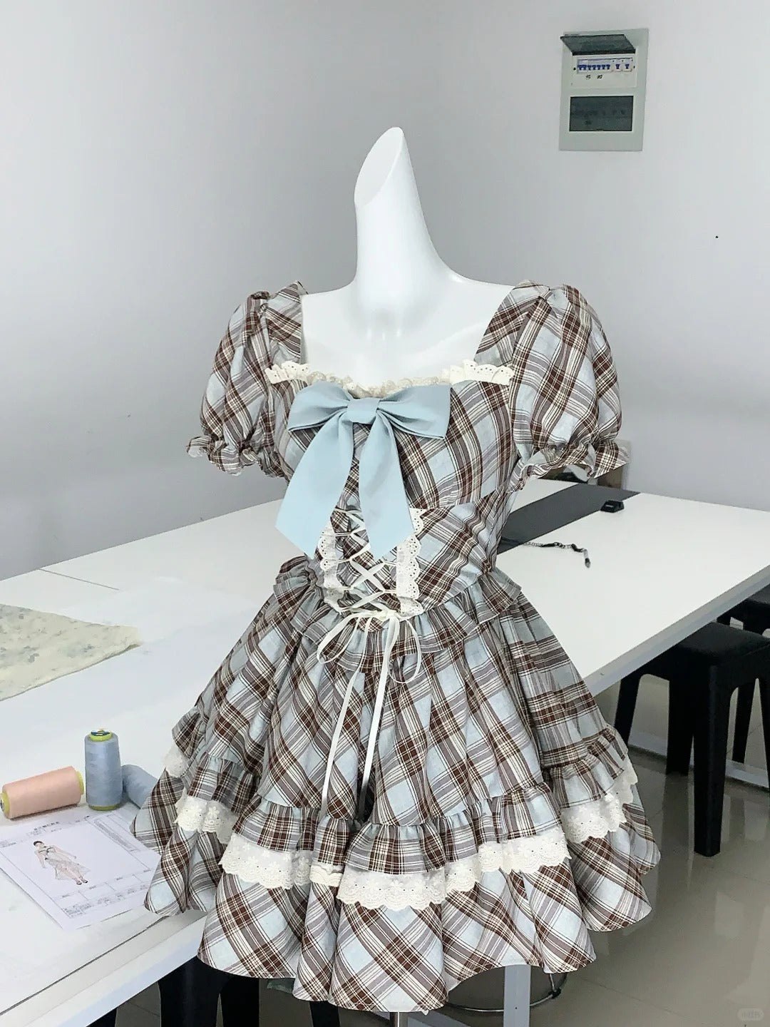 NiceVestidos – 💕Blaues Retro-Heimkehrkleid mit haselnussbraunem Latte-Karo-Spitzenkragen, Fliege, V-förmiger Spitzentaille und Raffhaltern. Amerikanisches Retro-Tutu-Rock-Karomuster, tausendjährig süß und elegant. NV5667