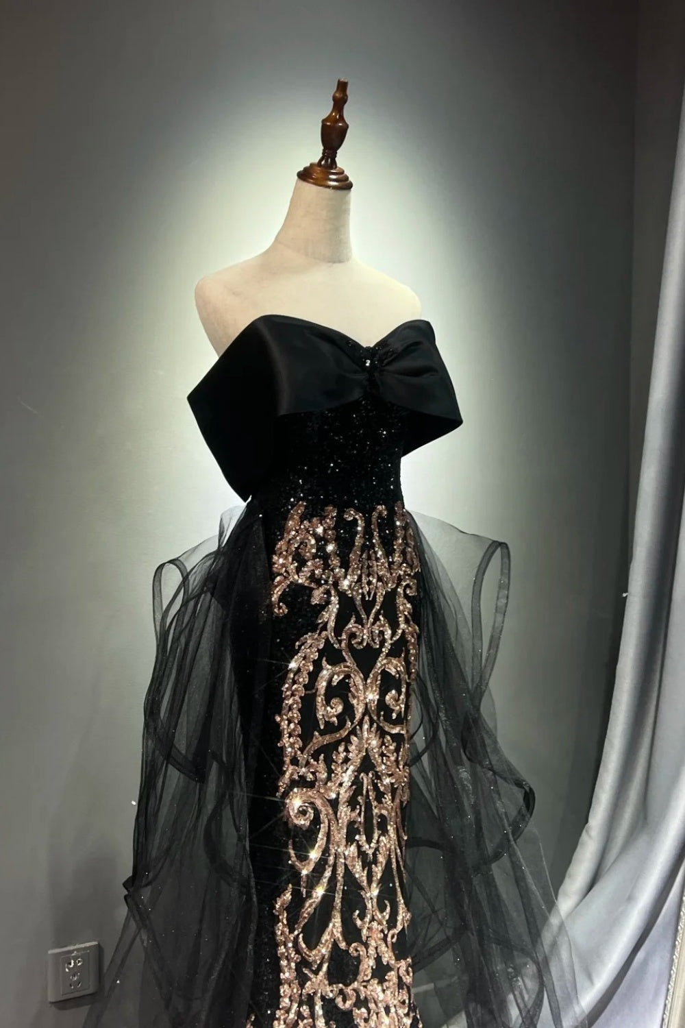 Robe de bal longue noire et dorée NV6623