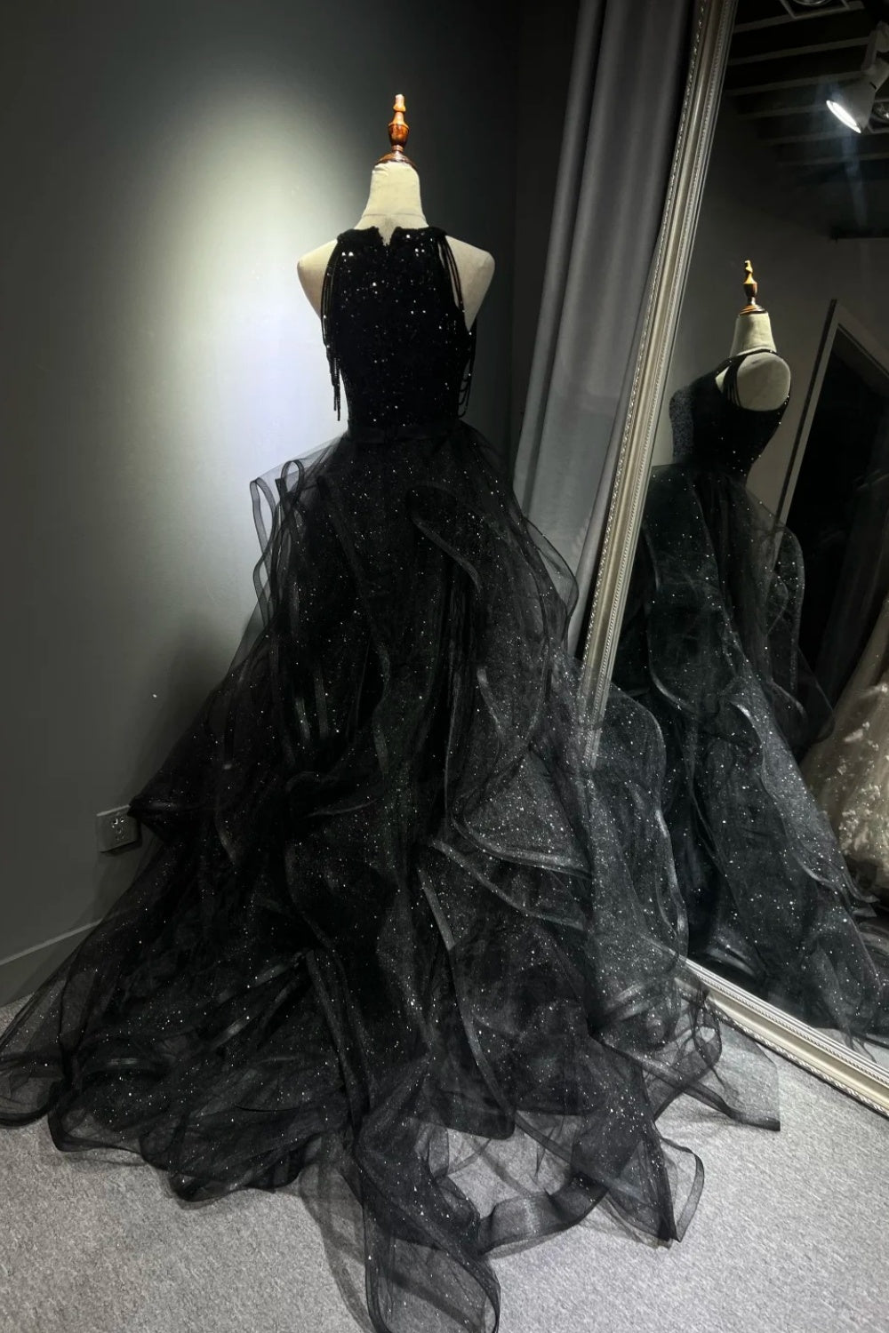 Schwarzes, glänzendes langes Ballkleid NV6624