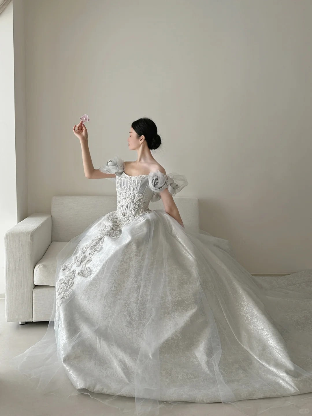Robe de mariée blanche magnifique et exquise, longue et perlée, en satin, avec traîne, motif floral, robe de bal, robe de soirée, nv4069