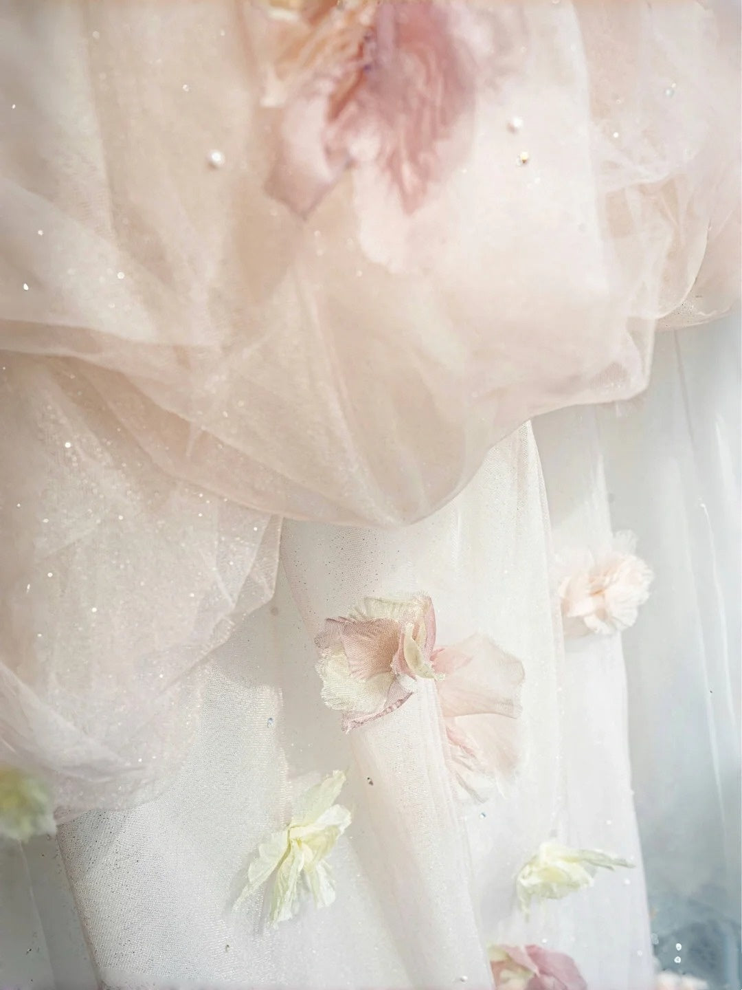 NiceVestidos - Style féerique floral : Robe de mariée rose et blanche en tulle clouté à fleurs 3D, épaules dénudées, longueur au sol, NV5815